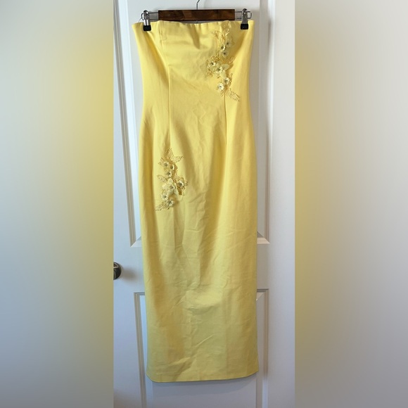 Elliatt NEW “Evee” Maxi Fitted Strapless 3D Floral Dress Yellow Size Medium - Picture 4 of 10